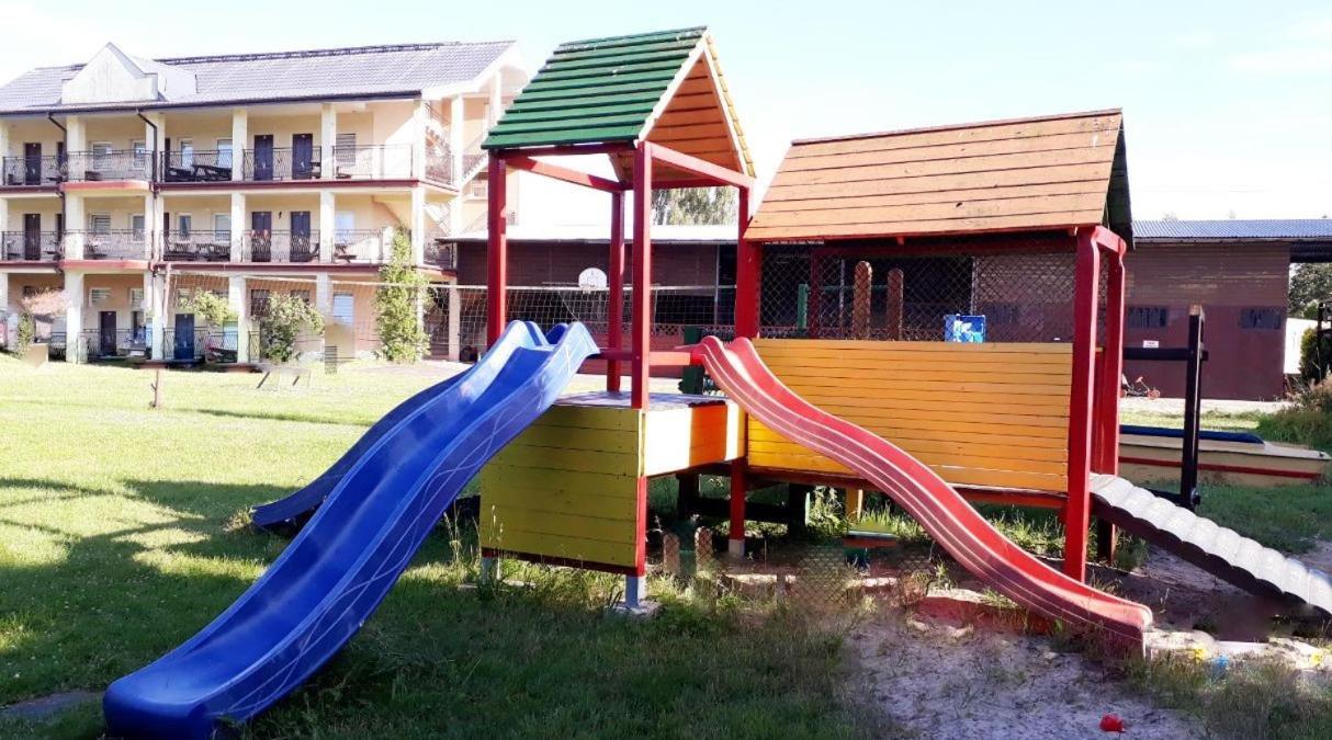 Ow Wilk - Pokoje I Domki Z Aneksami Kuchennymi, Parking, Plac Zabaw Leba Exterior photo